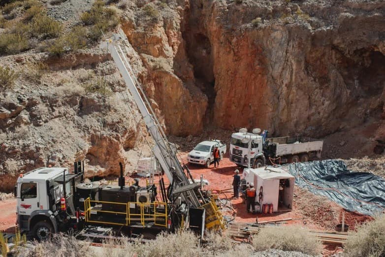Challenger Gold Completes Strategic Placement and Initiates Processing Agreement at Casposo