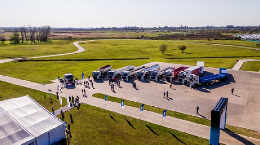 Volvo Trucks lanza el FM330 6X2T y presenta la gama más amplia de camiones para escalabilidad