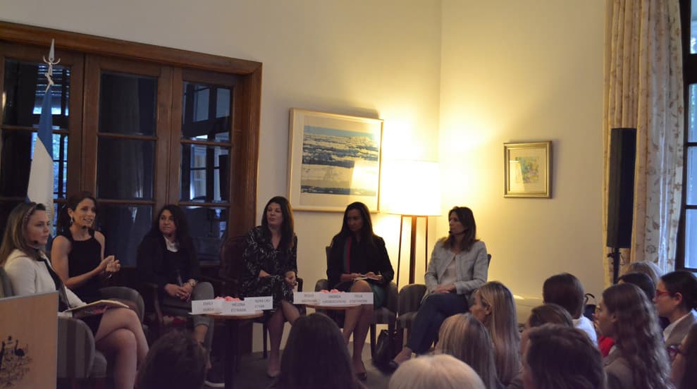 La Embajada de Australia, AMES e INJUVE organizaron un panel sobre la mujer en la industria minera