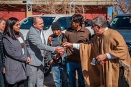 Imagen ilustrativa para la noticia: Livent y el Gobernador Raúl Jalil hicieron entrega de camionetas 4×4 para la comunidad de Antofagasta de la Sierra