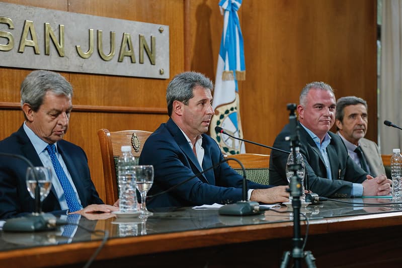 <strong>El Gobierno de San Juan recibió el Informe de Impacto Ambiental para la Explotación de Los Azules</strong>