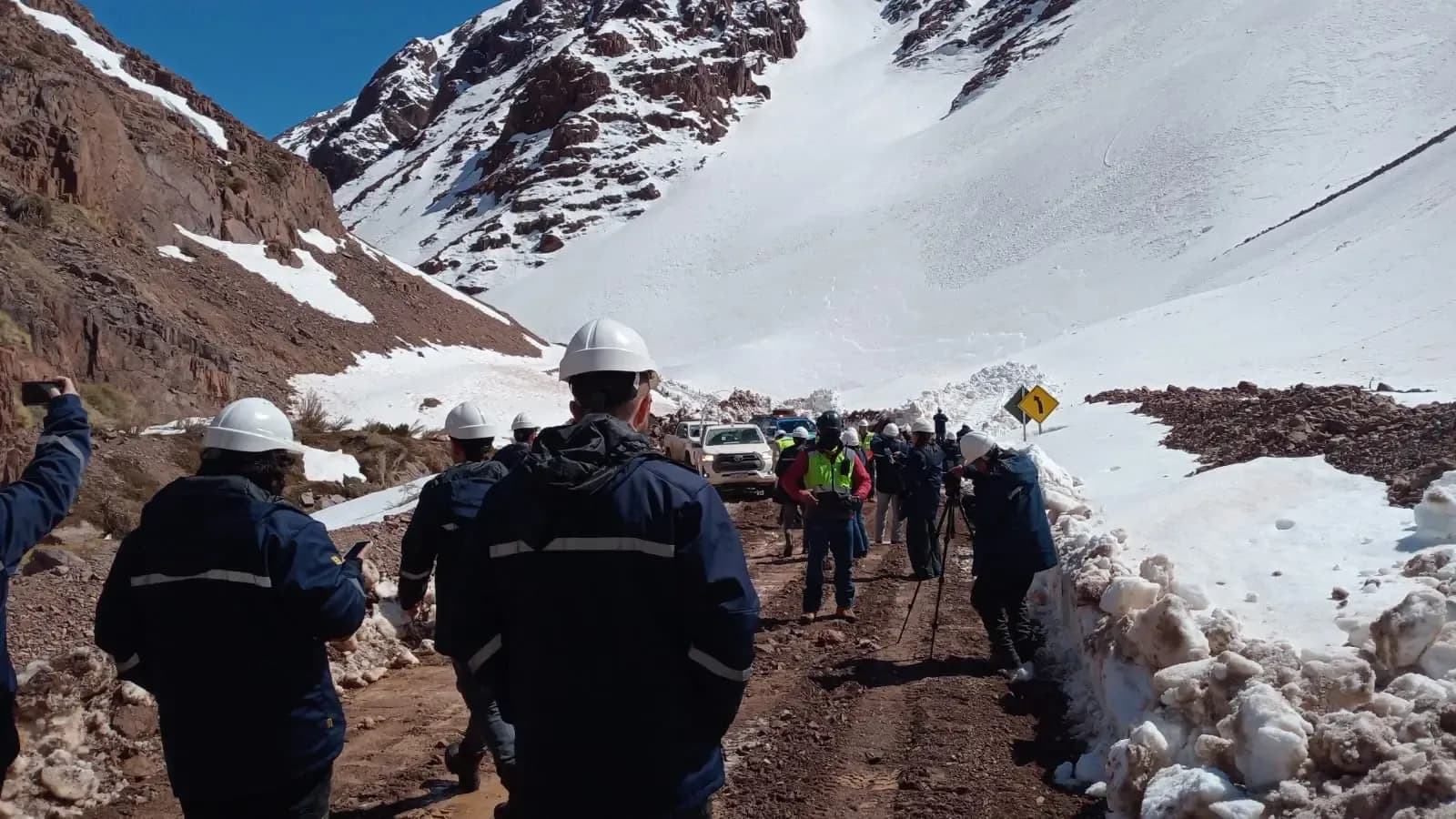 Reconstruction Work Advances on the Los Azules Access Road Following the Heavy Snowfall