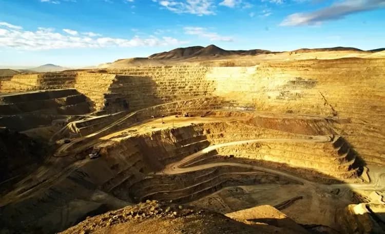 Illustrative image for the news: Gold Fever: Goldman Sachs and UBS Hike Gold Price Forecasts as ETFs Surge, Making It the Top-Performing Asset | Panorama Minero